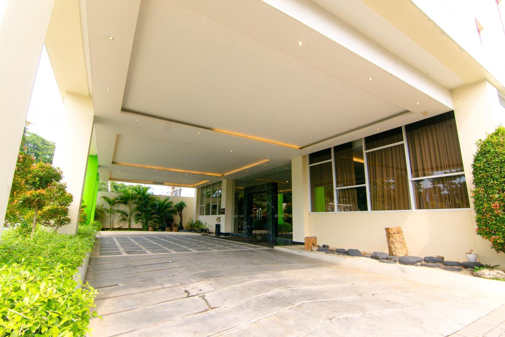 Front One Hotel Purwodadi Purwodadi  Экстерьер фото