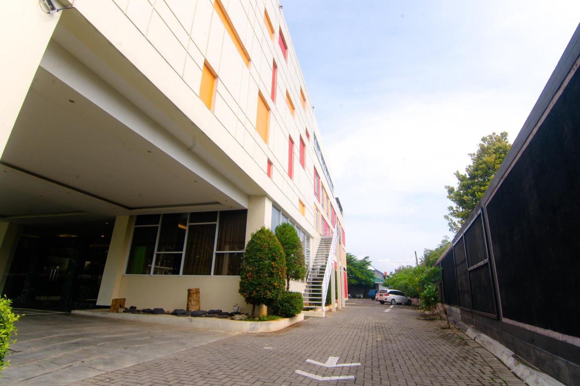 Front One Hotel Purwodadi Purwodadi  Экстерьер фото