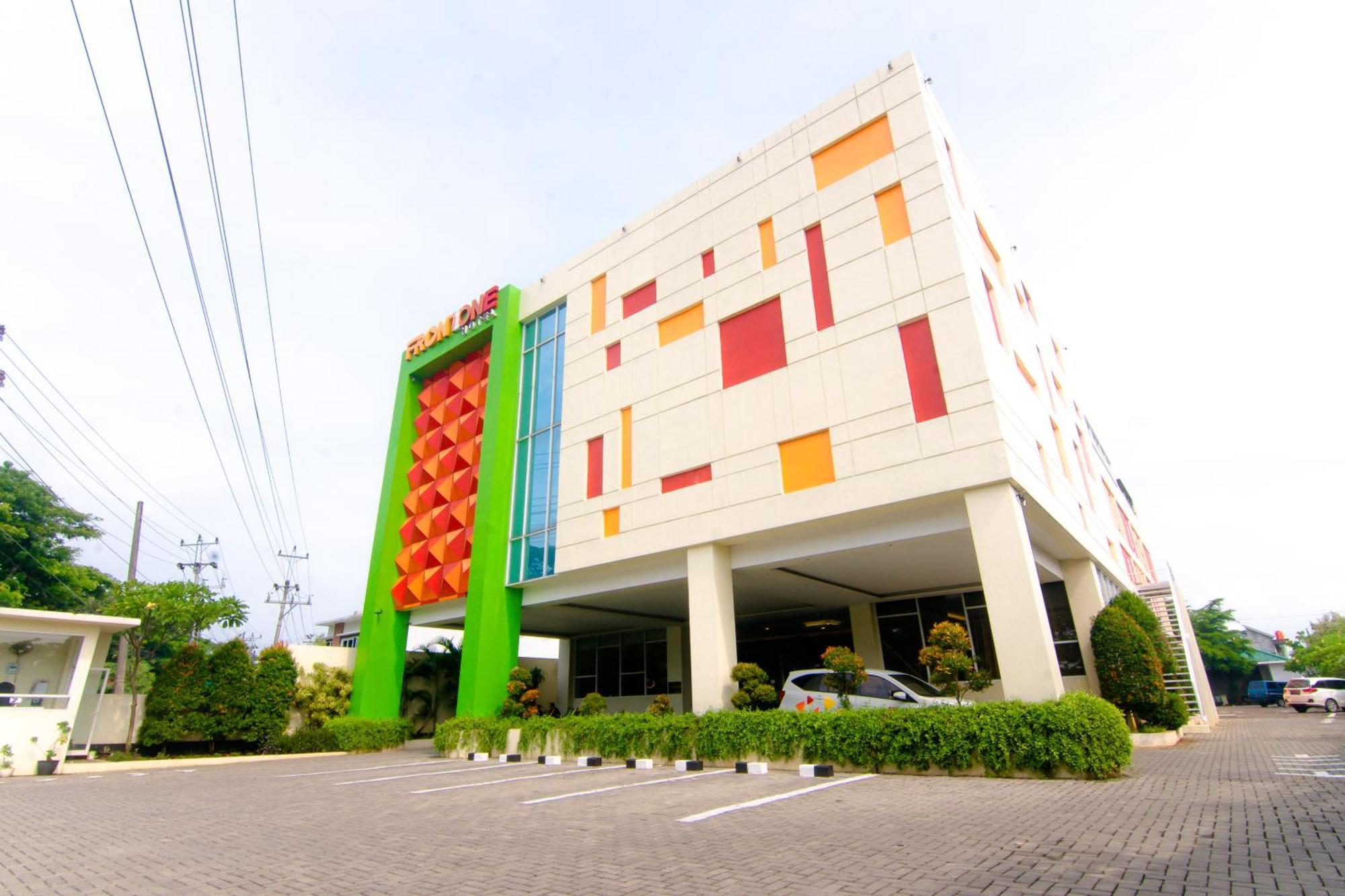 Front One Hotel Purwodadi Purwodadi  Экстерьер фото