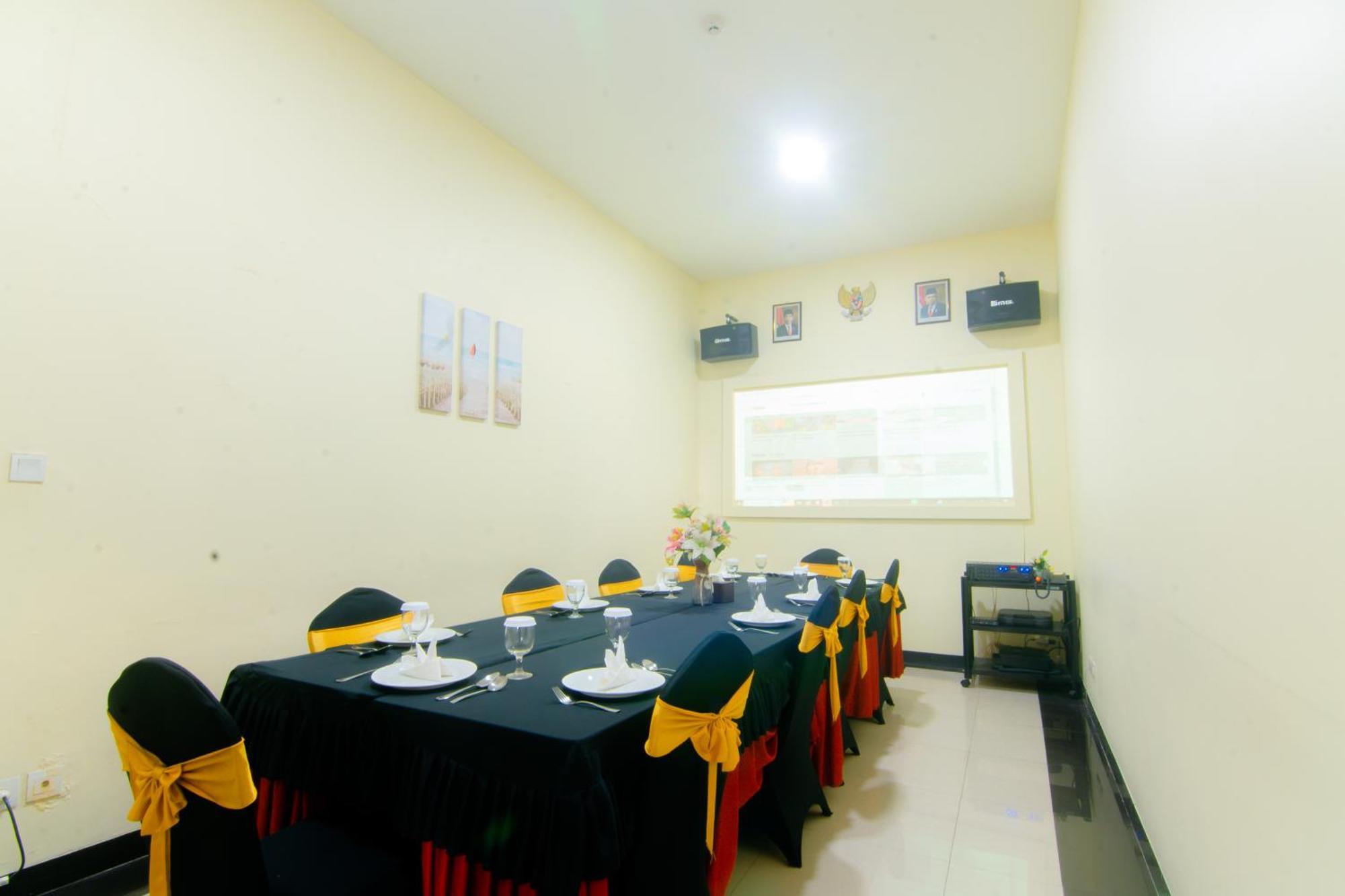 Front One Hotel Purwodadi Purwodadi  Экстерьер фото