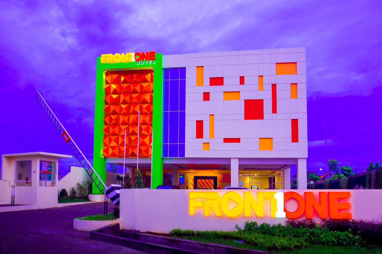 Front One Hotel Purwodadi Purwodadi  Экстерьер фото